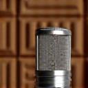 Microfone profissional em sala acústica