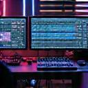 Técnico criando trilha sonoro em workstation
