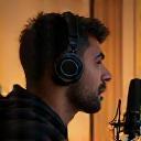 Pessoa gravando voice-over em estúdio